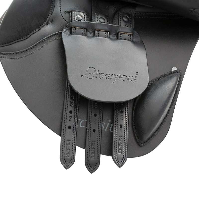 Sela de equitação preta em couro com o texto Liverpool