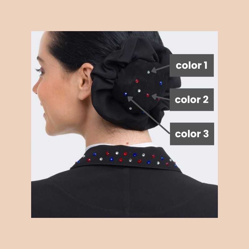 Mulher vista de costas com casaco preto de gola decorada com pedras coloridas e capa de cabelo preta com pedras coloridas.