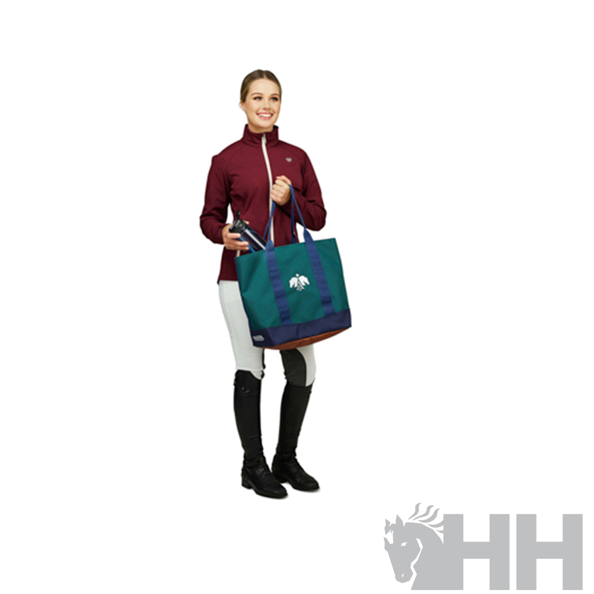 Mulher com mala de equestre em azul e verde, casaco borgonha, calças branco e botas pretas