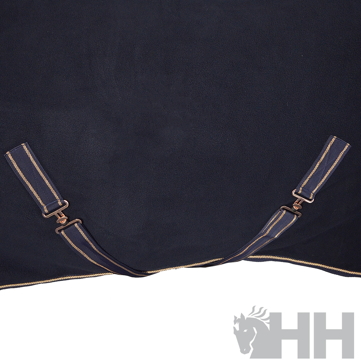 Detalhe de cobertor com fitas e remates