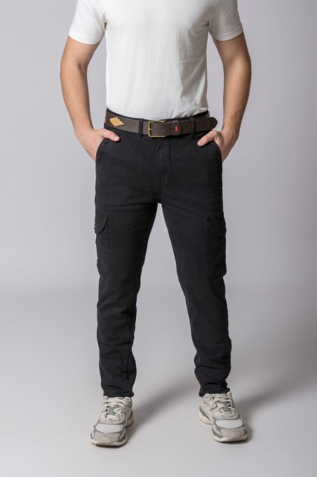 Homem com calças pretas cargo, cinto castanho e sapatos desportivos brancos