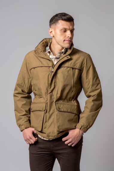 Homem a usar casaco bege com bolsos e fecho