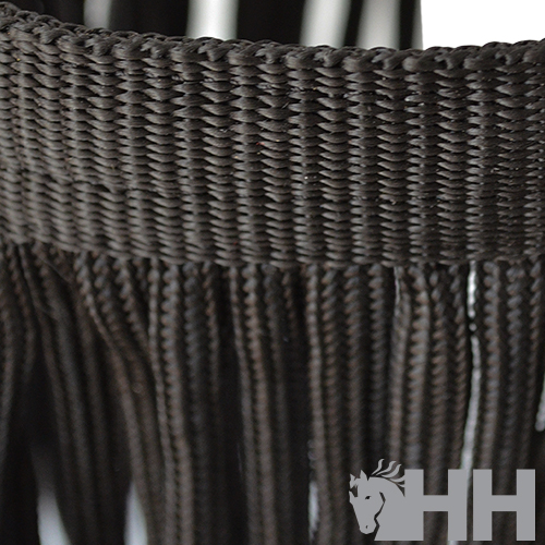 Detalhe de tecido preto com franjas e trama texturizada