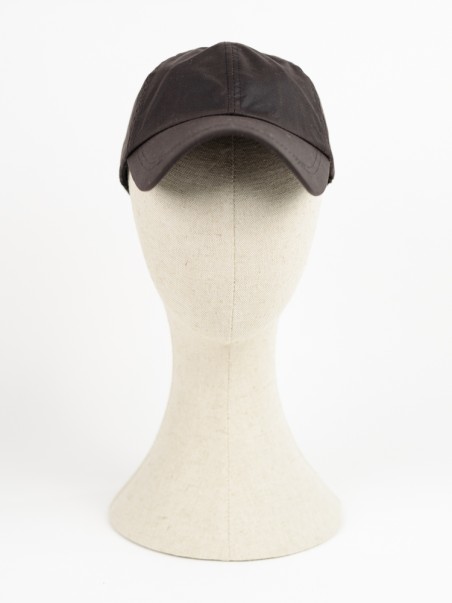 Boné preto de tecido numa cabeça de manequim bege