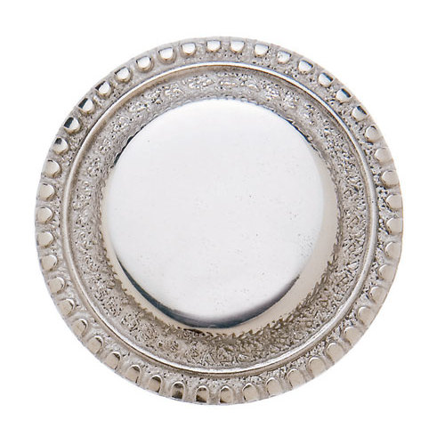 Prato redondo prateado com borda trabalhada e padrão de furos