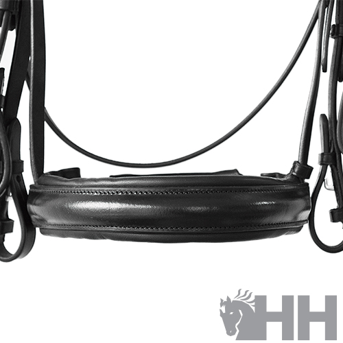 Sela ou cabeçada em couro preto com o logotipo HH cinza