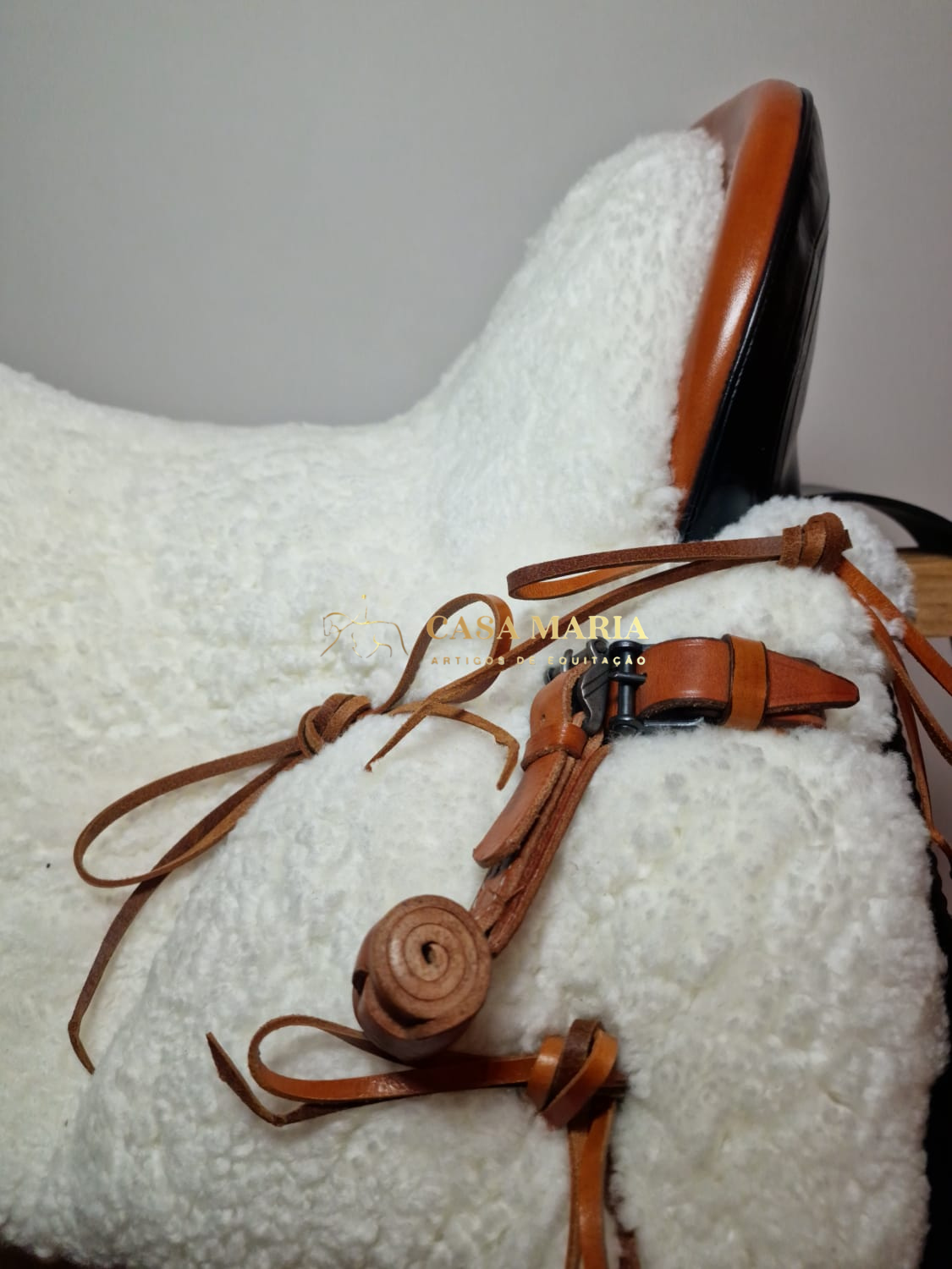 Sela branca felpuda com tiras em pele castanha
