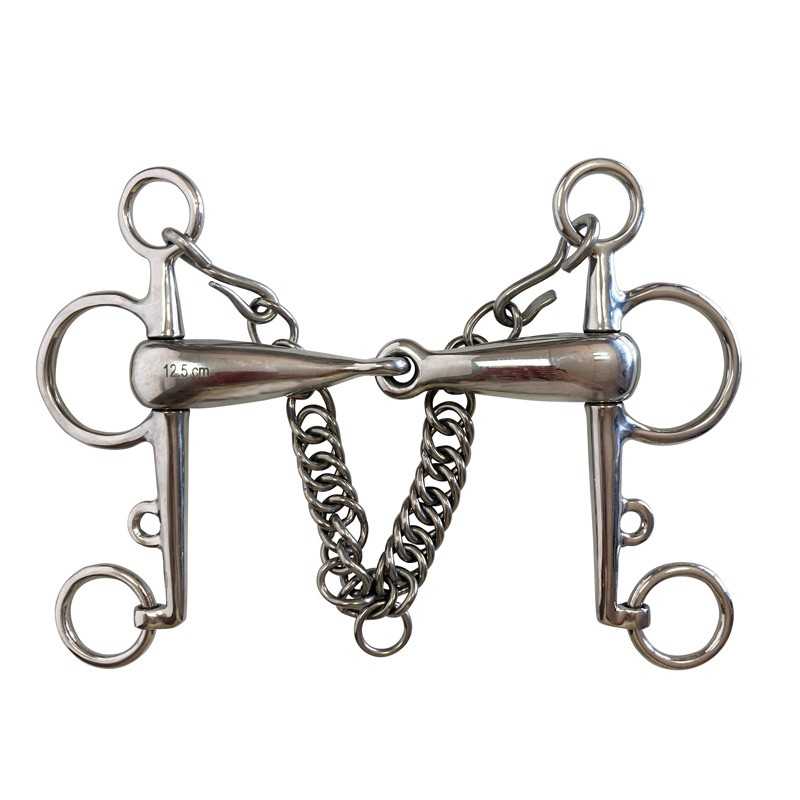 Freio de metal prateado com argolas e corrente dupla.