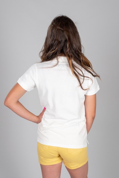 Pessoa de costas com t-shirt branca de manga curta e calções amarelos