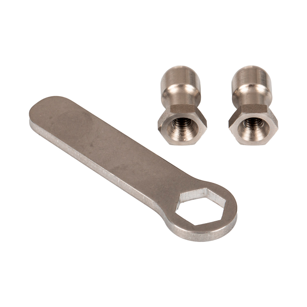 Chave de metal hexagonal e duas porcas metálicas prateadas sobre fundo branco