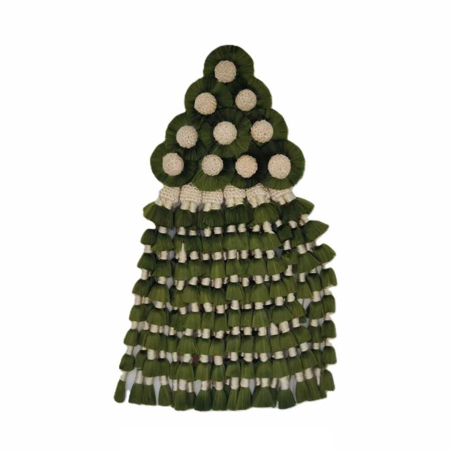 Adorno decorativo triangular com círculos verdes, centros bege e franjas verdes e bege