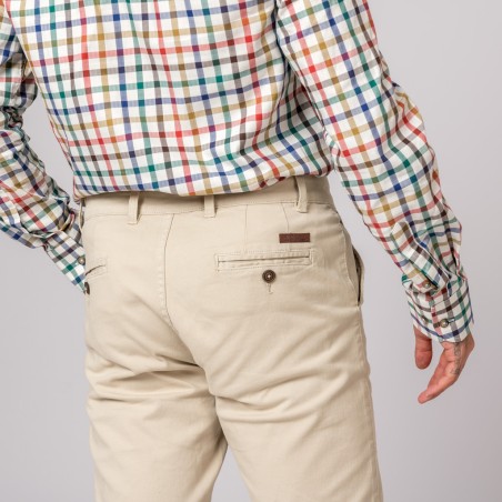 Calças bege com camisa riscada de várias cores