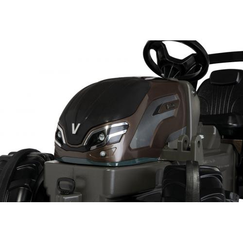 Trator de jardim cinzento e preto com volante e assento.