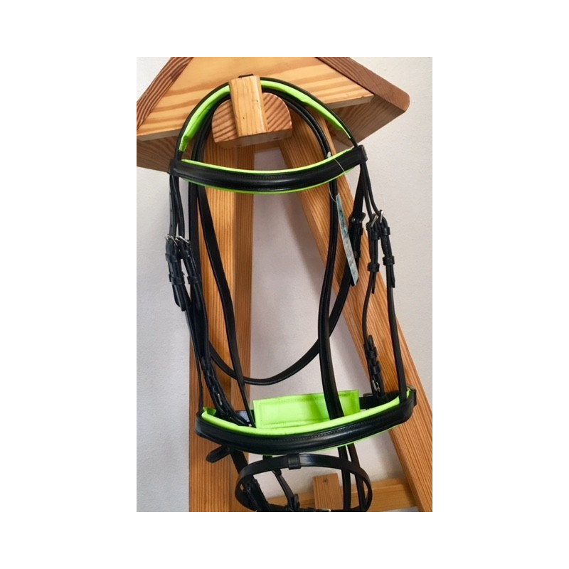 Cabresto de cavalo preto com detalhes verde fluorescente pendurado num suporte de madeira.