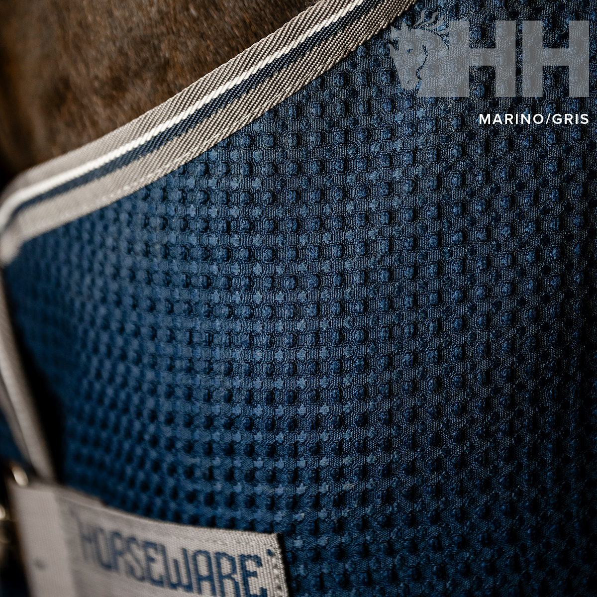 Manta de tecido azul-marinho com etiqueta HORSEWARE e texto HH MARINO/GRIS