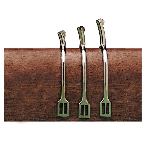 Três espátulas metálicas de diferentes tamanhos penduradas numa prancha de madeira.