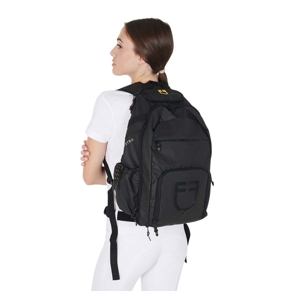 Mochila preta com logótipo FJ usada por mulher de perfil