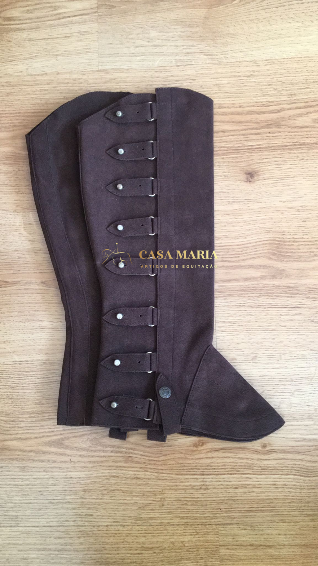 Par de perneiras castanhas escuras de camurça com tiras e botões