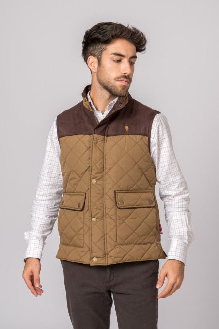 Colete masculino bege e castanho escuro acolchoado com botões metálicos