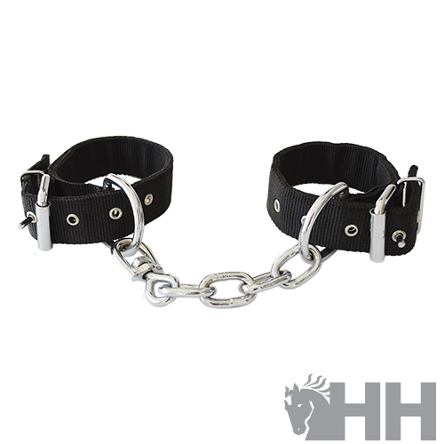 algemas de tecido preto com corrente metálica prateada