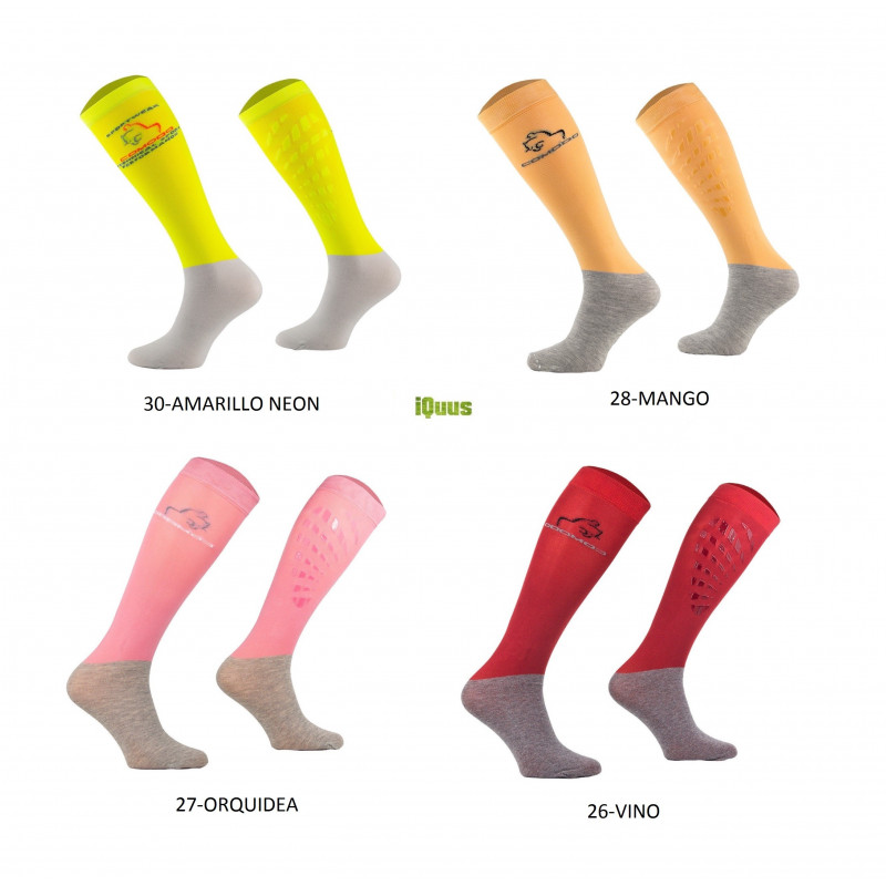 Conjunto de quatro pares de meias iQuus em várias cores com sola cinza e padrão de ventilação