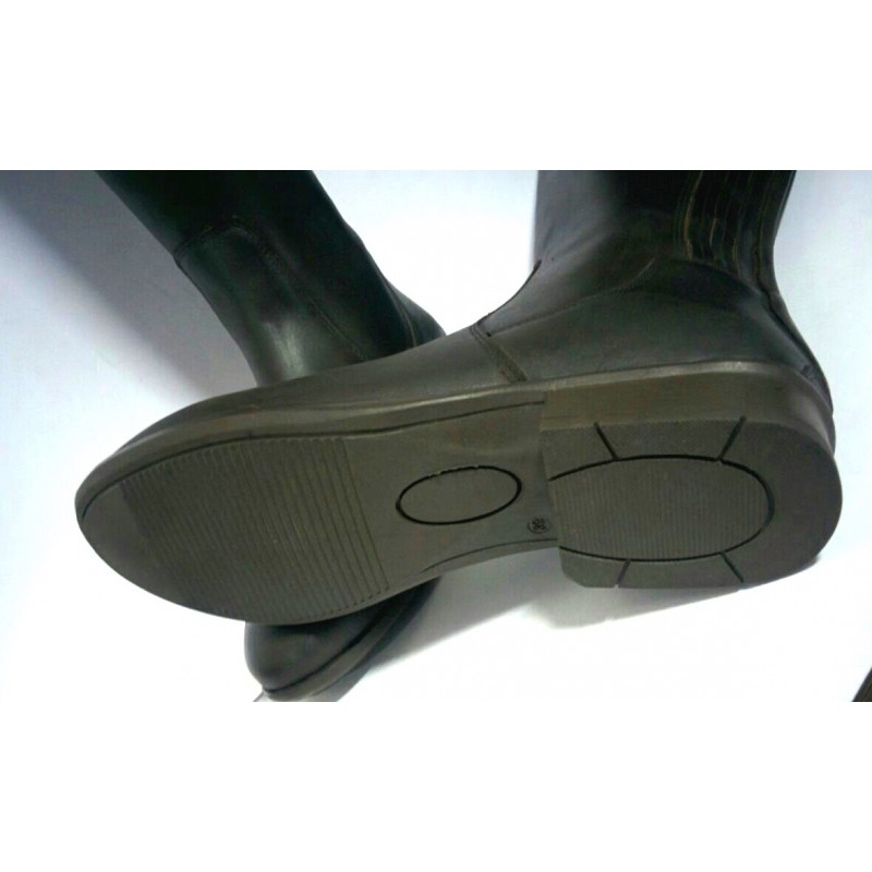 Botas pretas vistas de lado com sola antiderrapante em fundo branco