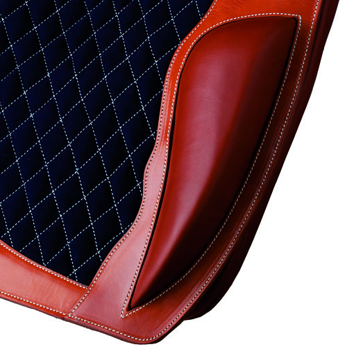 Tapete ou assento acolchoado preto com bordas em pele castanha