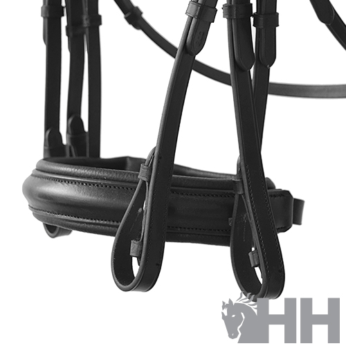 Peça de arreio em couro preto com fivelas metálicas e logo HH com cavalo.