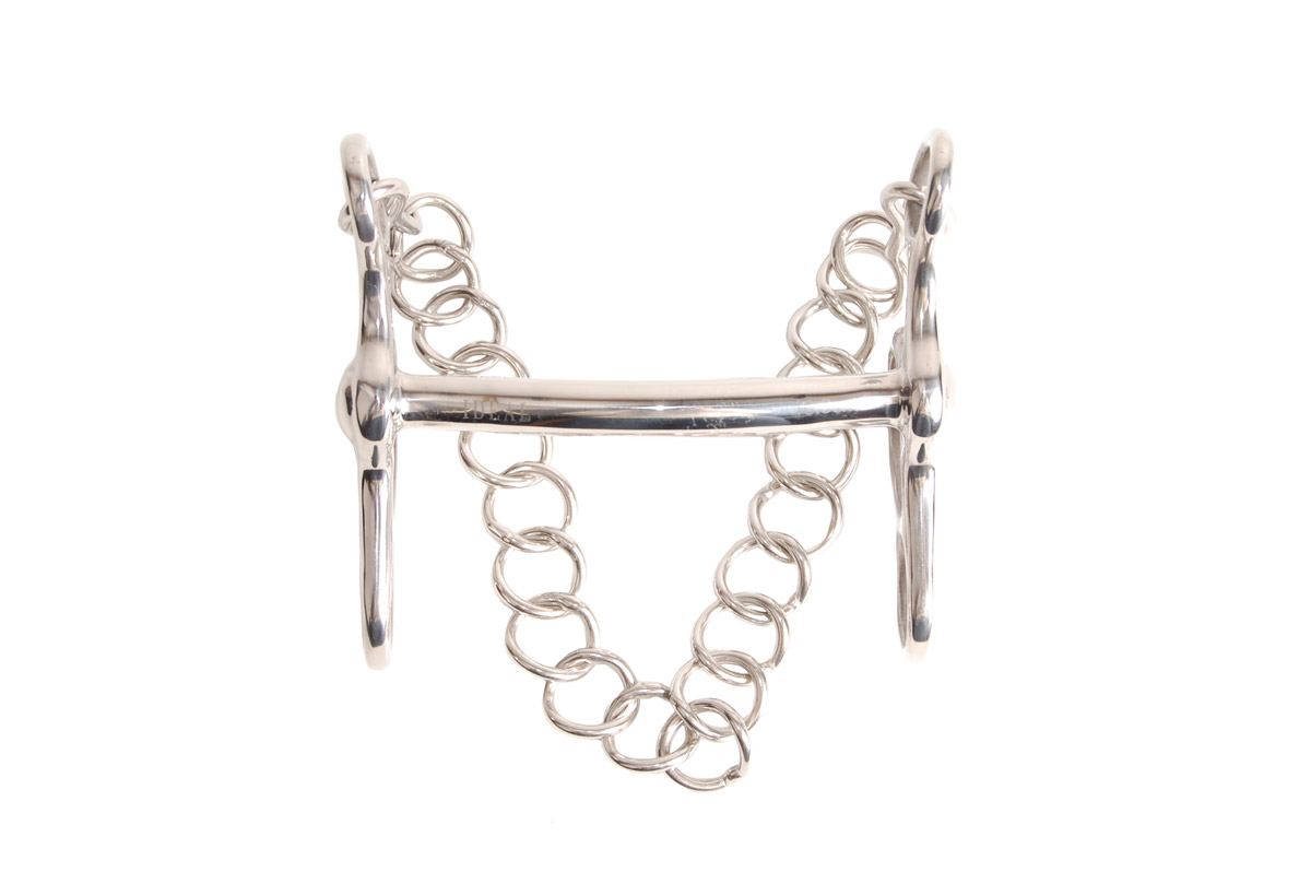 Freio de cavalo metálico prateado com argolas e barra reta