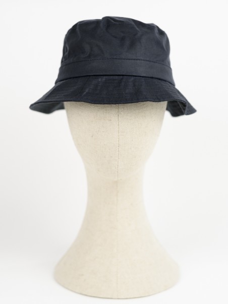 Chapéu pescador preto em tecido liso num manequim bege com fundo branco