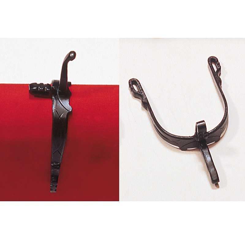 Gancho metálico preto exibido em fundo vermelho e branco