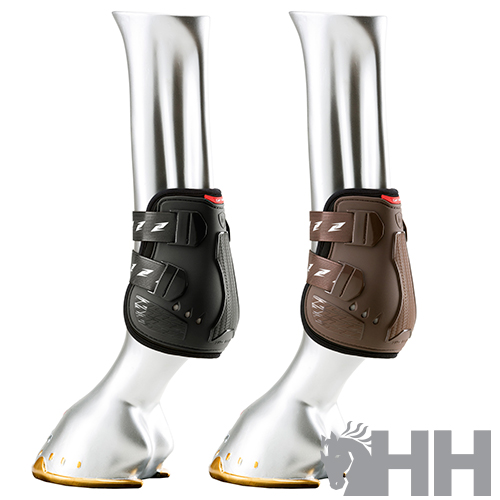 Duas botas de equitação protetoras em preto e castanho com fechos de velcro
