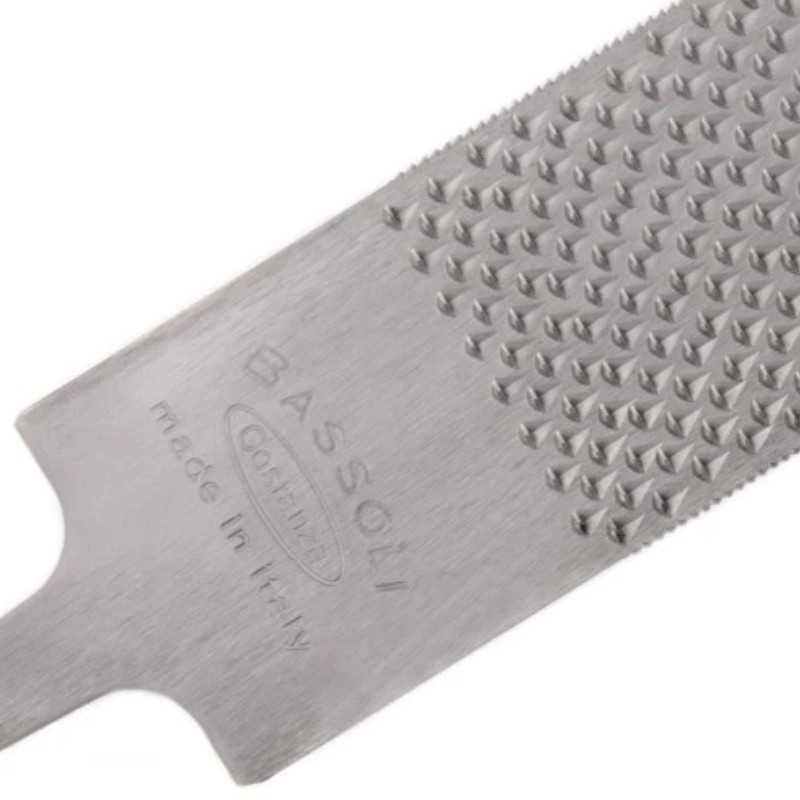 Raspador de cozinha em metal prateado com superfície texturizada e escrita gravada