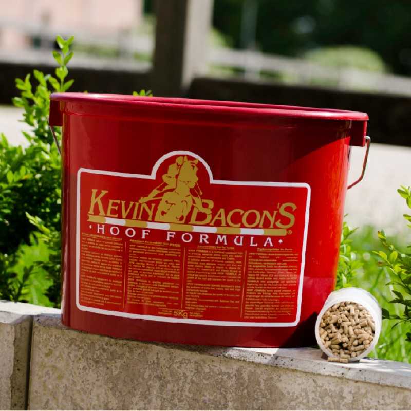 Recipiente vermelho de Kevin Bacon's Hoof Formula com pellets ao lado em ambiente exterior