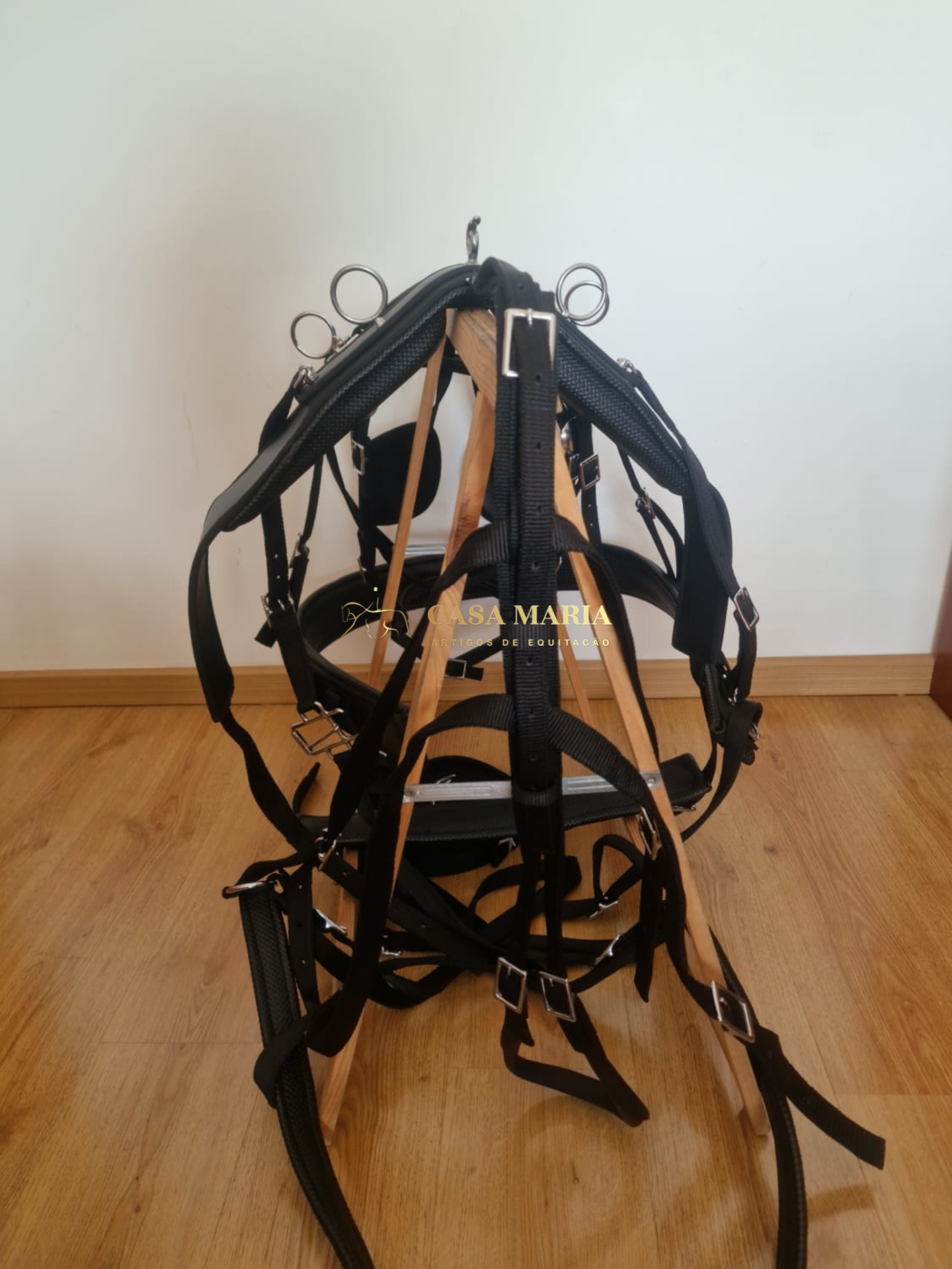 Arnês de suporte negro com tiras e fivelas ajustáveis e argolas metálicas