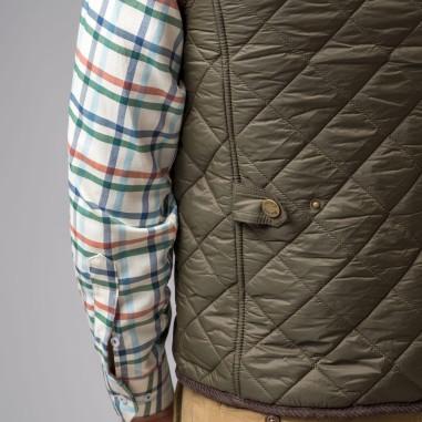 Colete acolchoado verde-oliva com camisa xadrez multicolor