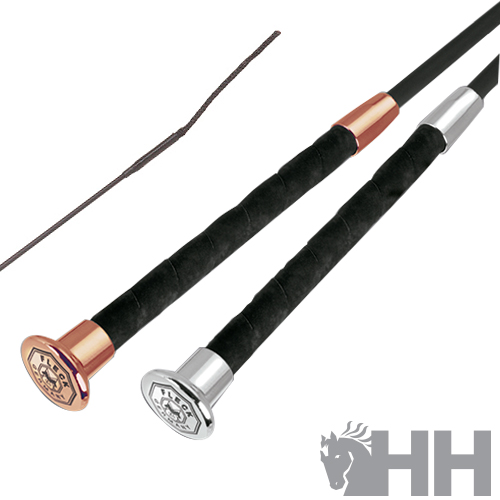 Duas rédeas de couro com punhos em preto e acabamentos metálicos dourado e prateado