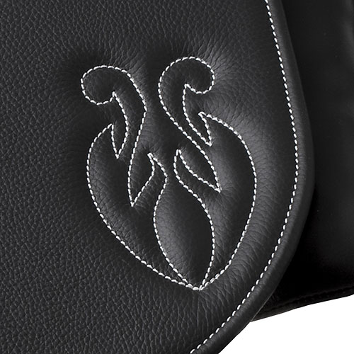 Detalhe de pele preta com padrão de costura branca e bordas costuradas