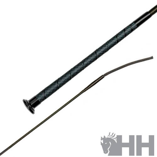 Vara de equitação com cabo preto e azul e haste castanha sobre fundo branco