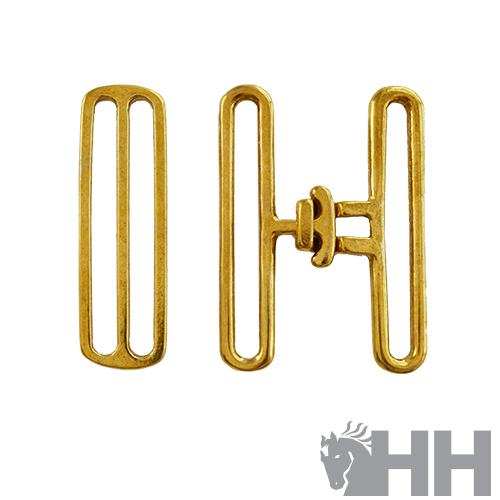 Três fivelas metálicas douradas para roupa ou acessórios.