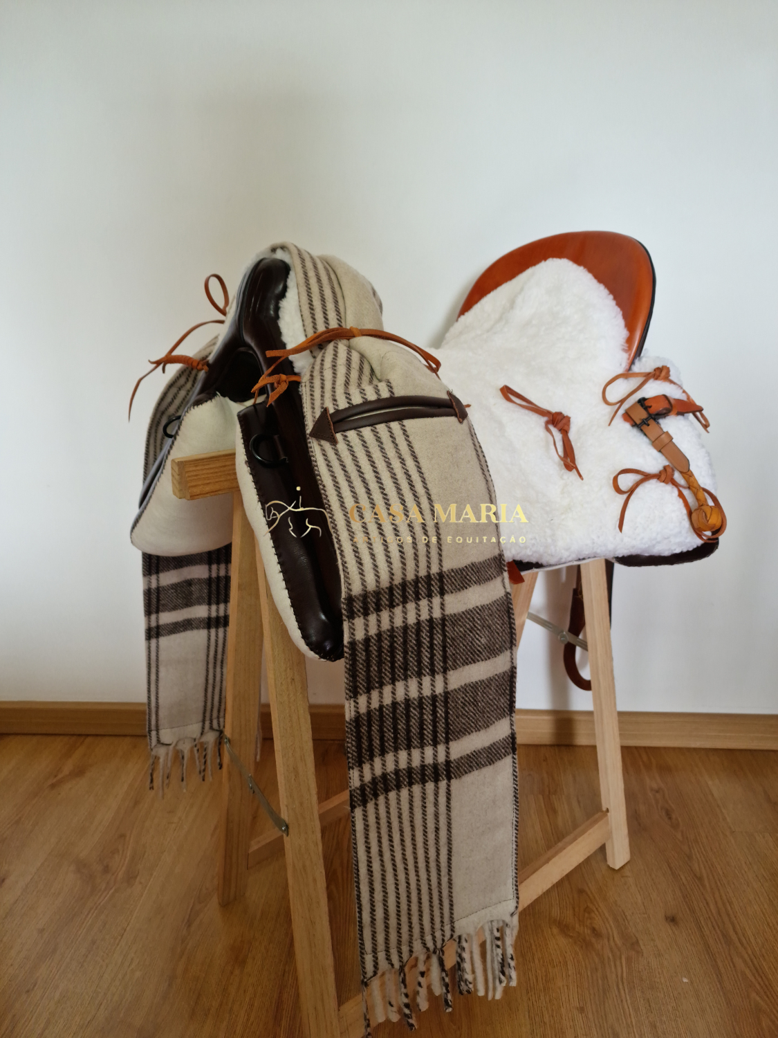 Equipamentos e acessórios equinos em suporte de madeira