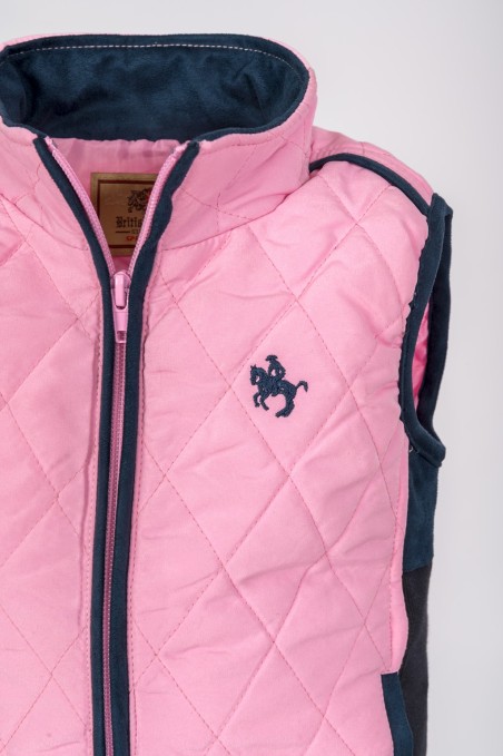 Colete acolchoado rosa com fecho de correr e detalhes azul escuro.