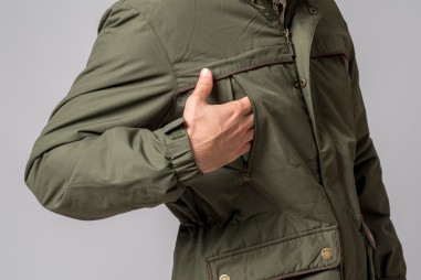 Casaco verde-oliva com bolsos e botões dourados