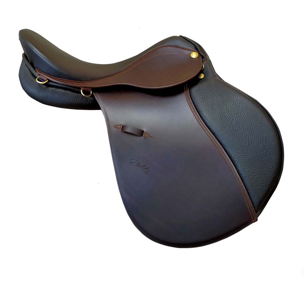 Sela de cavalo em pele preta e castanha com argolas metálicas douradas e inscrição Zella