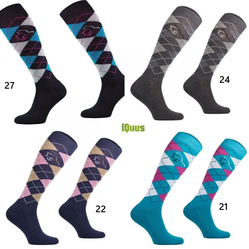 Quatro pares de meias argyle coloridas com números 27, 24, 22 e 21
