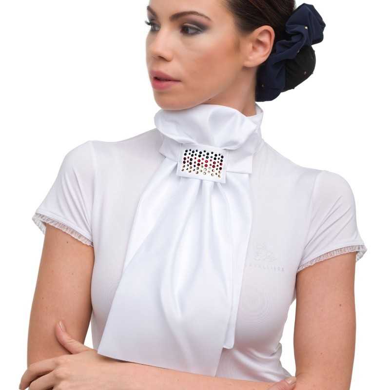 Mulher com camisa branca de manga curta e lenço branco com broche colorido no pescoço