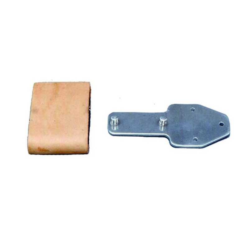 Peça metálica prateada e peça cor de pele sobre fundo branco