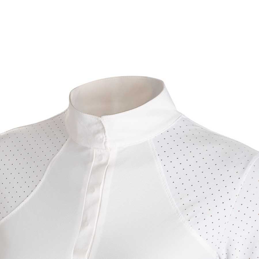 Blusa branca com gola alta e mangas perfuradas.