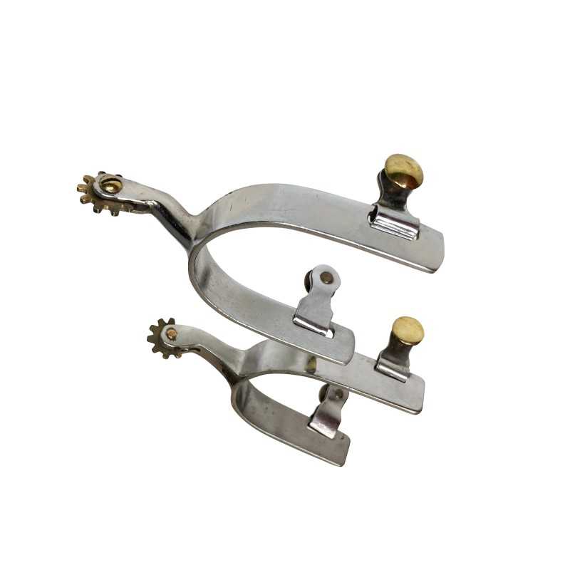 Par de esporas de metal cinza com botões dourados e partes dentadas, em fundo branco