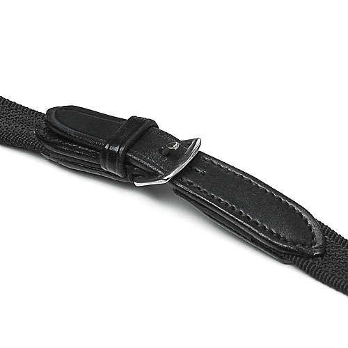 Correia preta com detalhe em couro e fivela metálica prateada